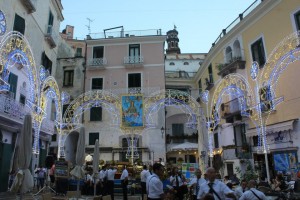 304877_360029947406350_271344207_n