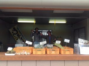 受け入れ先の哲さんとシンガポールから来たウーファーさん